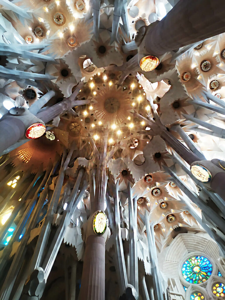 Barcelona Sagrada Familia interiér zťp zľava