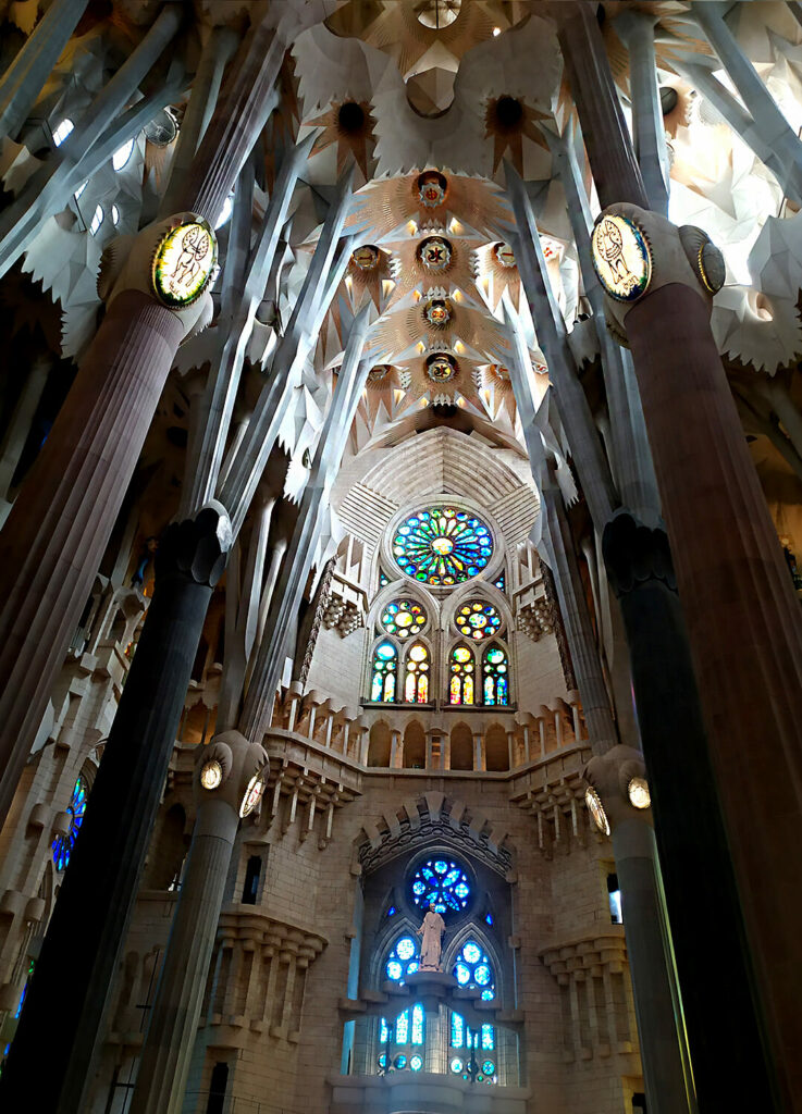 Barcelona Sagrada Familia interiér zťp zľava