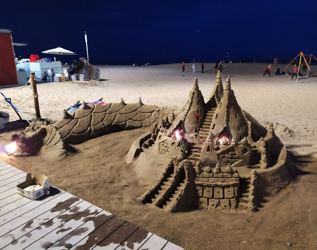 Barceloneta pláž hrad z piesku drak
