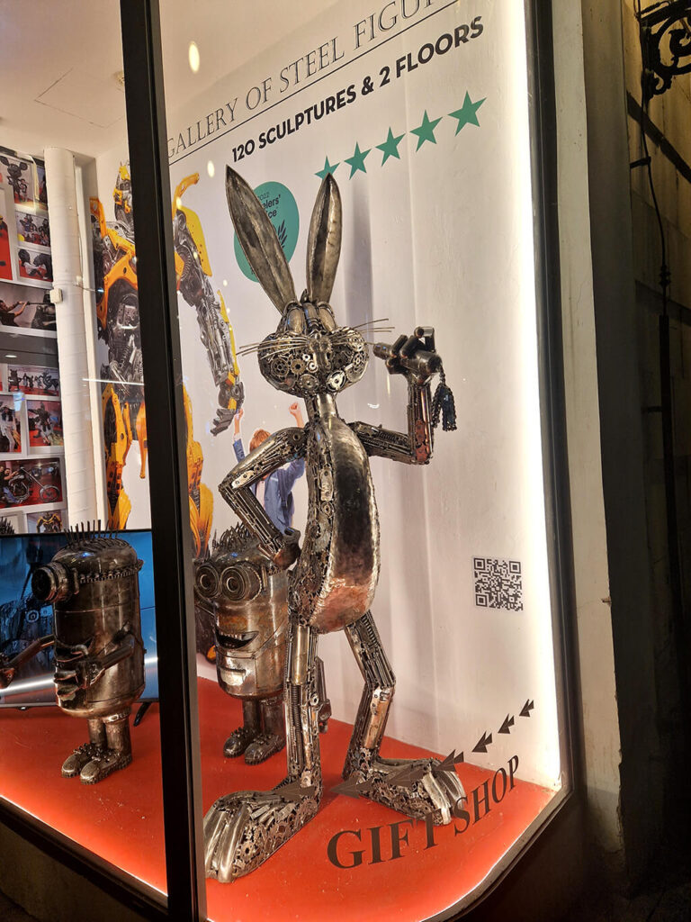 galerie ocelových figurín sleva